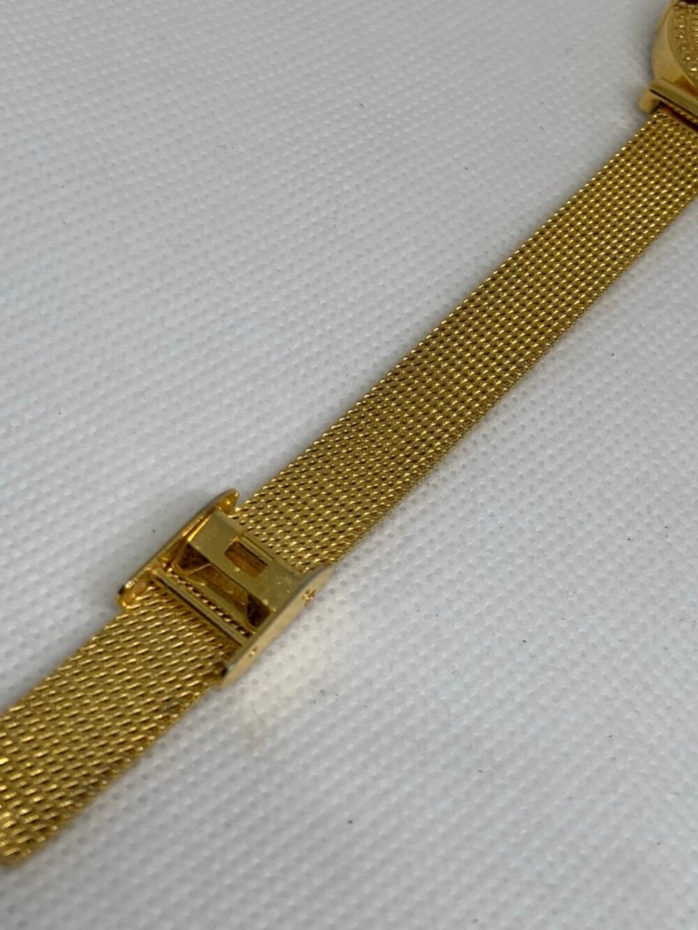 Avon Red Accented gold tone women’s watch 23mm adjustable mesh band running - Picture 4 of 6